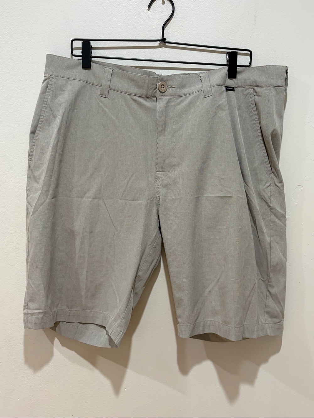Travis Mathew Lightweight Beige Grey Casual Dress Golf Shorts - Men’s Size 38